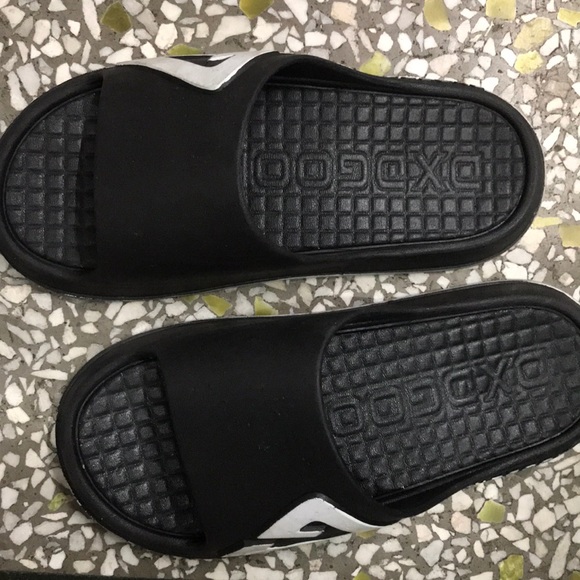 Flip-flops - Picture 1 of 1